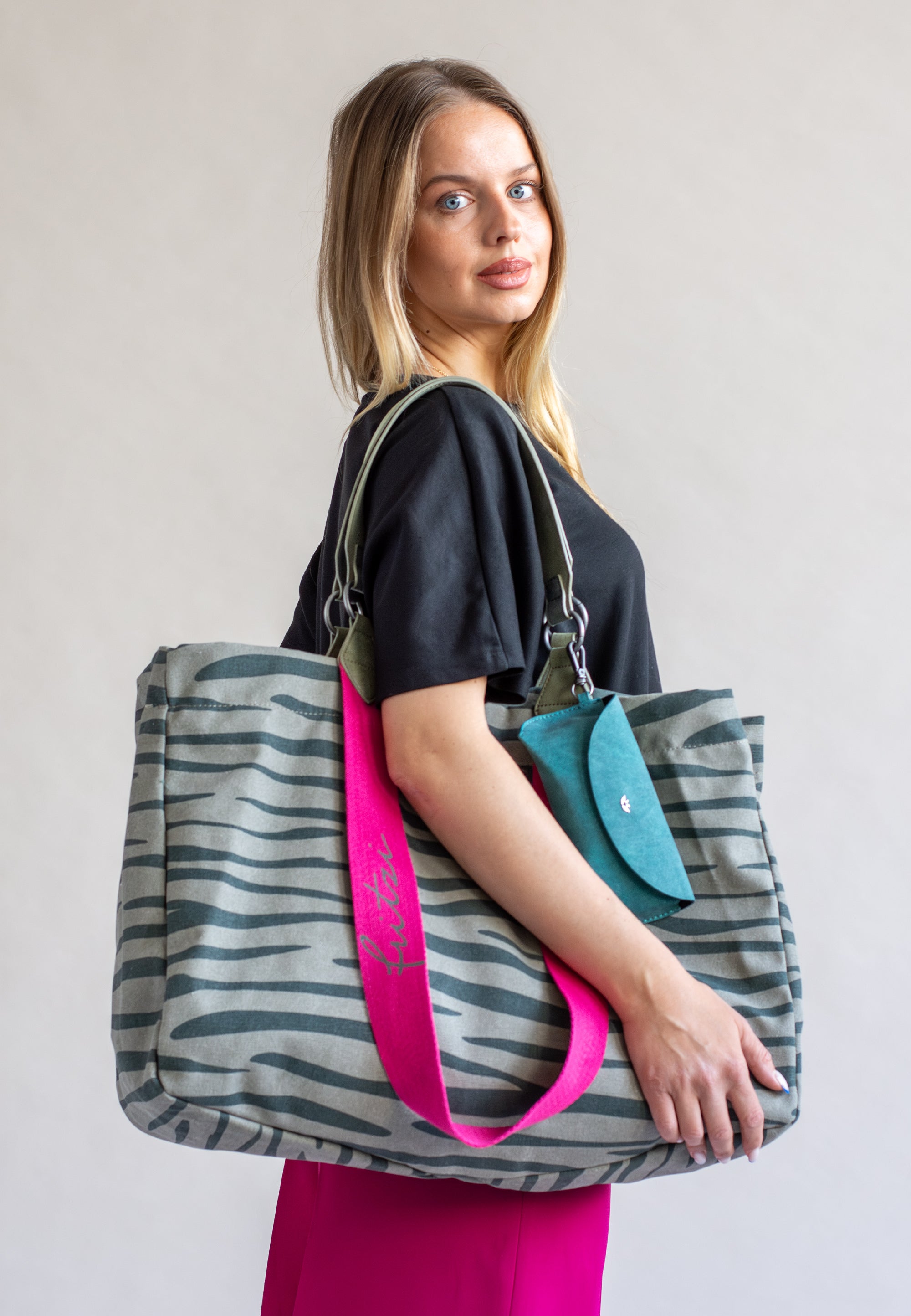 fritzi-aus-preu-en-izzy-zebra-wild-shopper-aus-canvas image 1