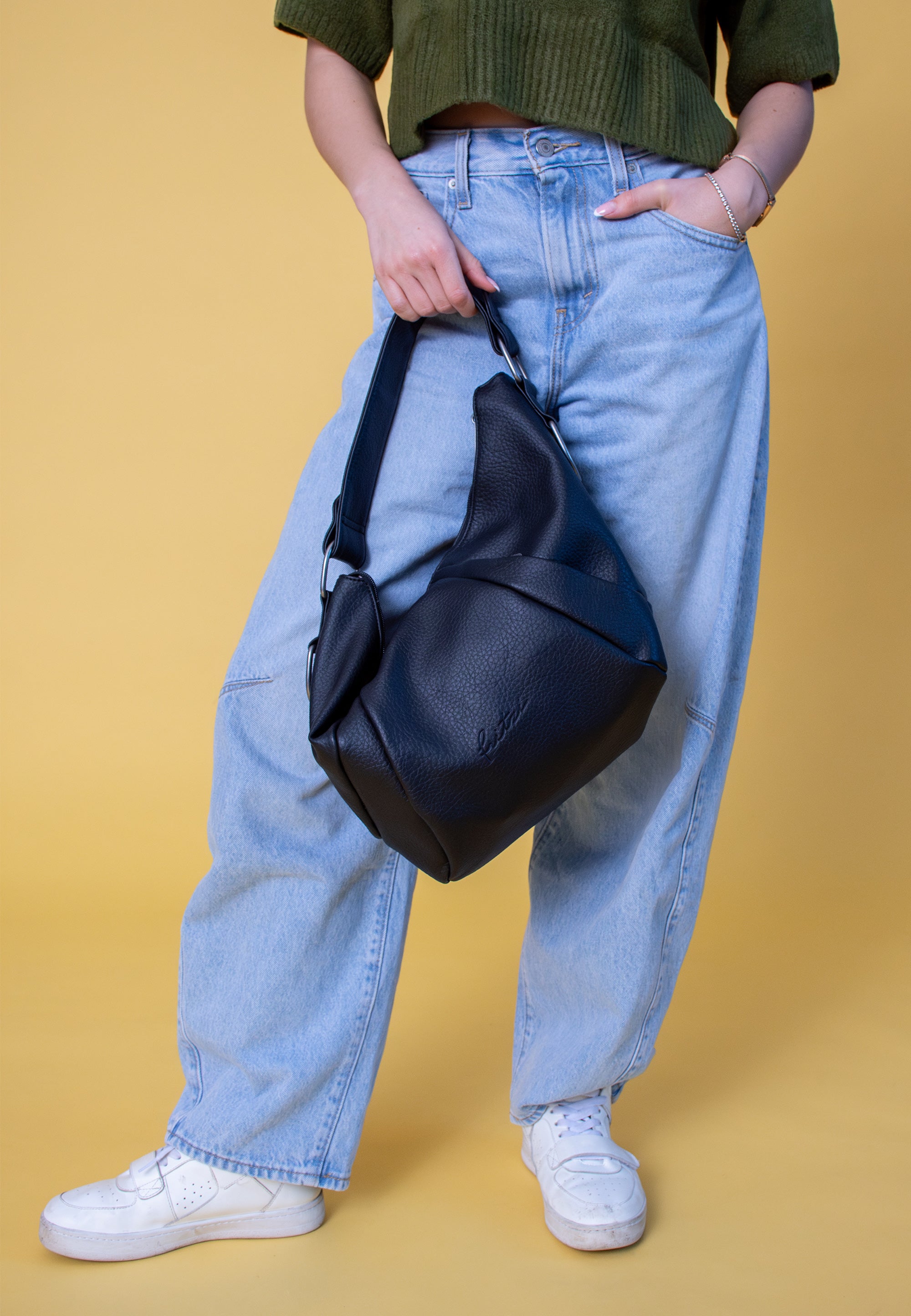 fritzi-aus-preu-en-croissant-hobo-tasche-grainy-black-rei-verschluss image 4