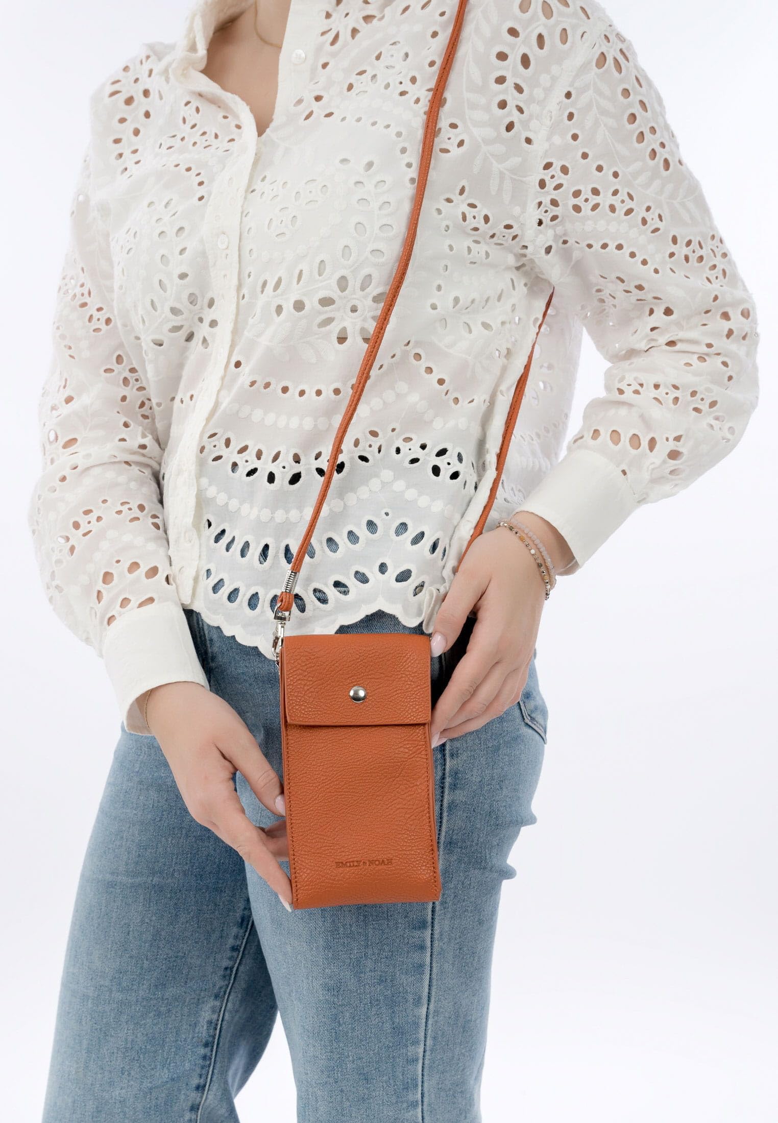 emily-noah-emma-62482-handytasche-terra-magnetverschluss image 4