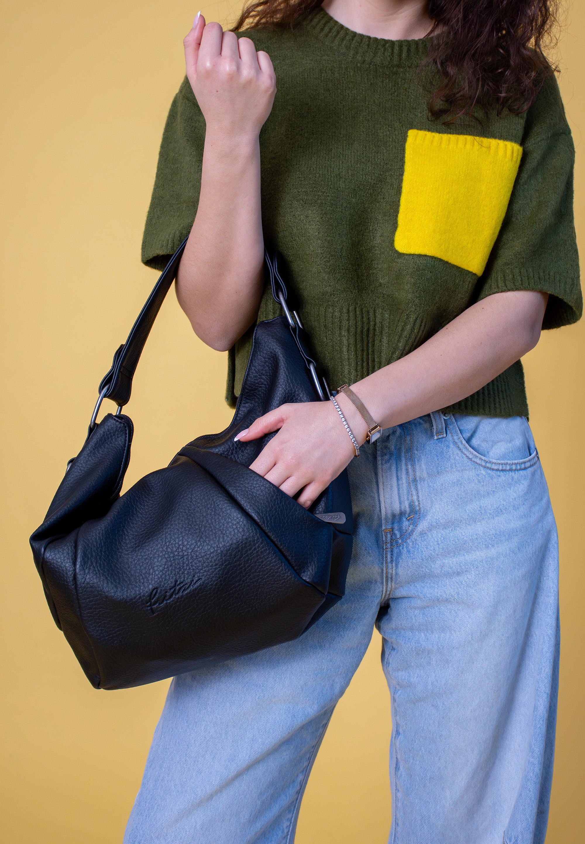 fritzi-aus-preu-en-croissant-hobo-tasche-grainy-black-rei-verschluss image 1