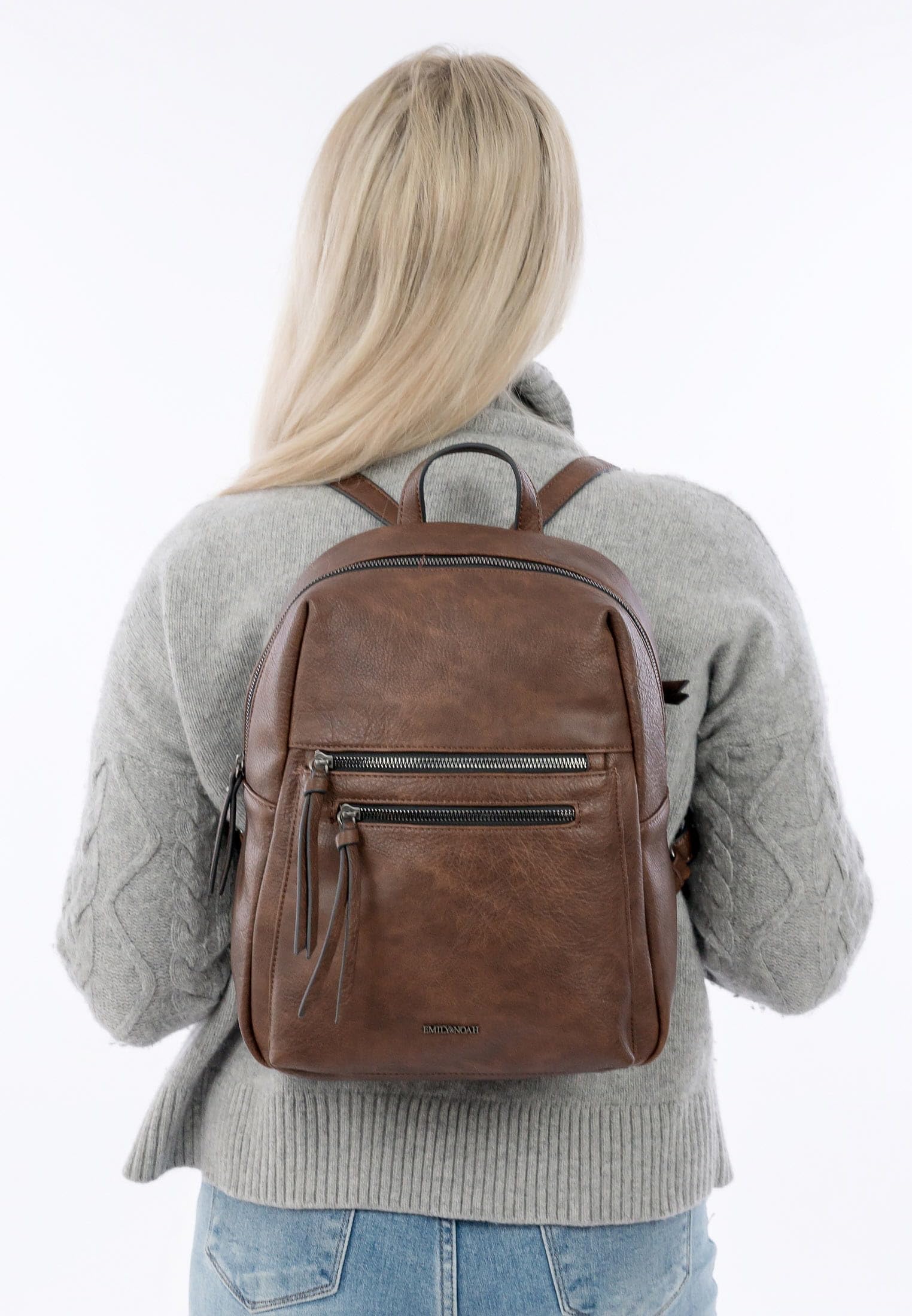emily-noah-darleen-davina-64755-rucksack-uni-rei-fest image 3