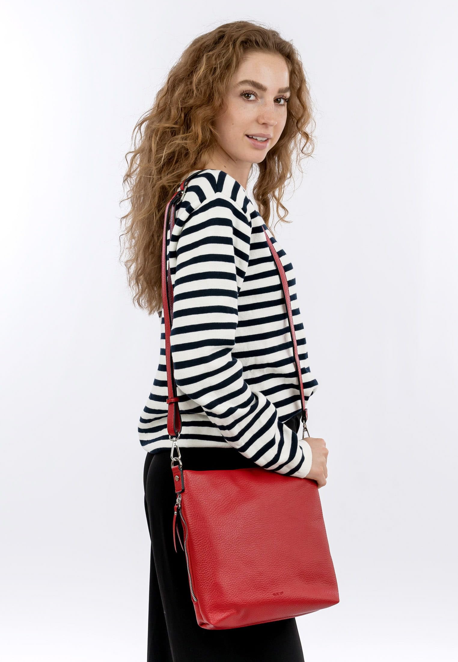 emily-noah-tours-rue-09-1364-umh-ngetasche-red image 3