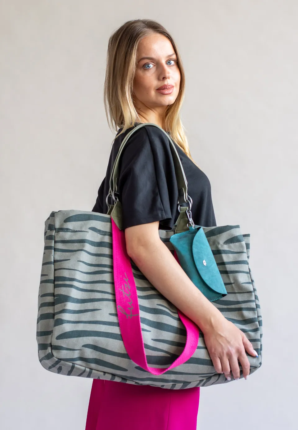fritzi-aus-preu-en-izzy-zebra-wild-shopper-aus-canvas image 1