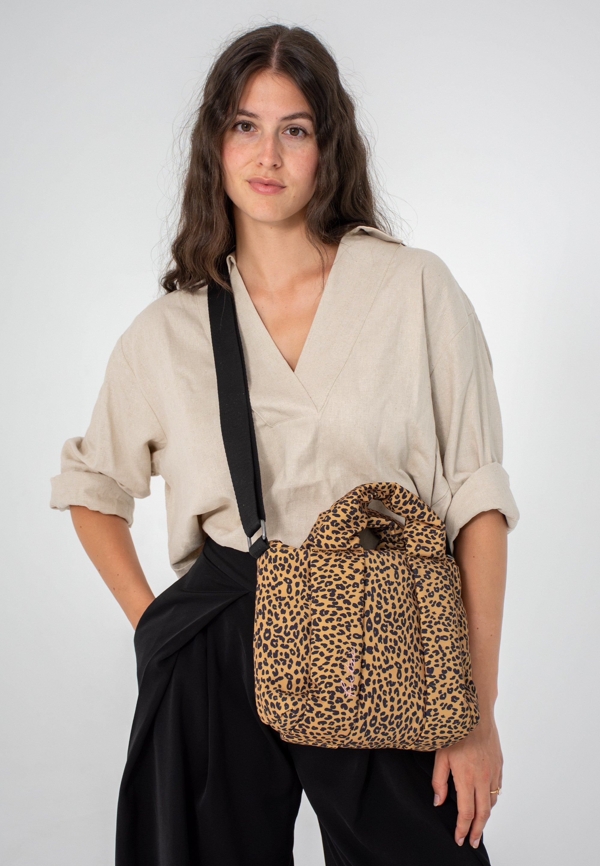 fritzi-aus-preu-en-tonnje-cross-umh-ngetasche-cheetah-mustard-black-nylon image 3