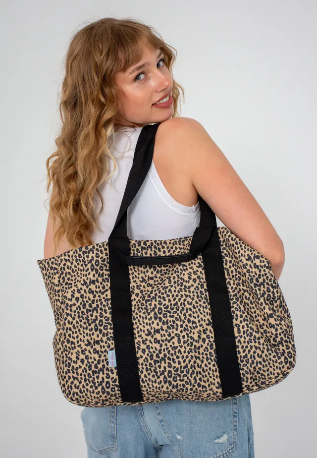 fritzi-aus-preu-en-simply-izzy-shopper-cheetah-camel-canvas image 1