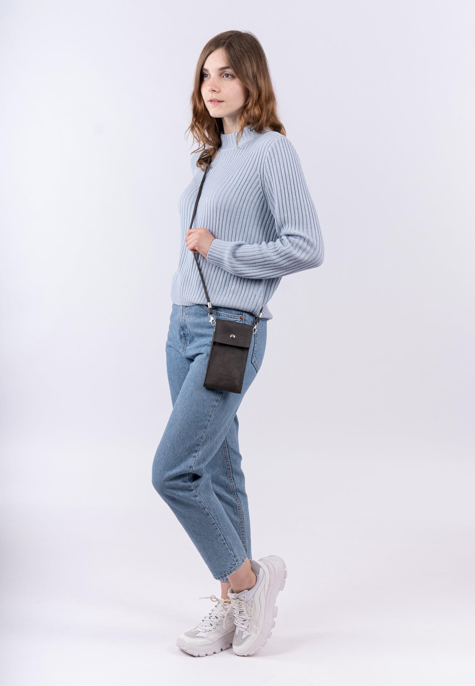 emily-noah-emma-62482-handyetui-damen-grey-magnetverschluss image 2