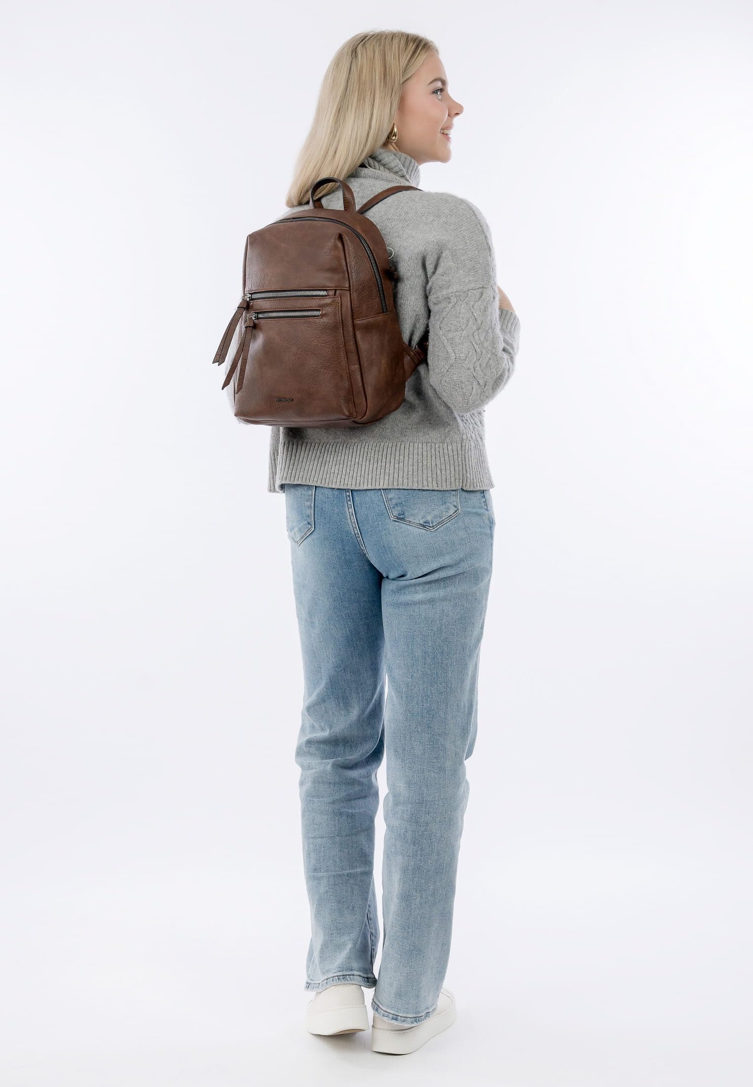 emily-noah-darleen-davina-64755-rucksack-uni-rei-fest image 2