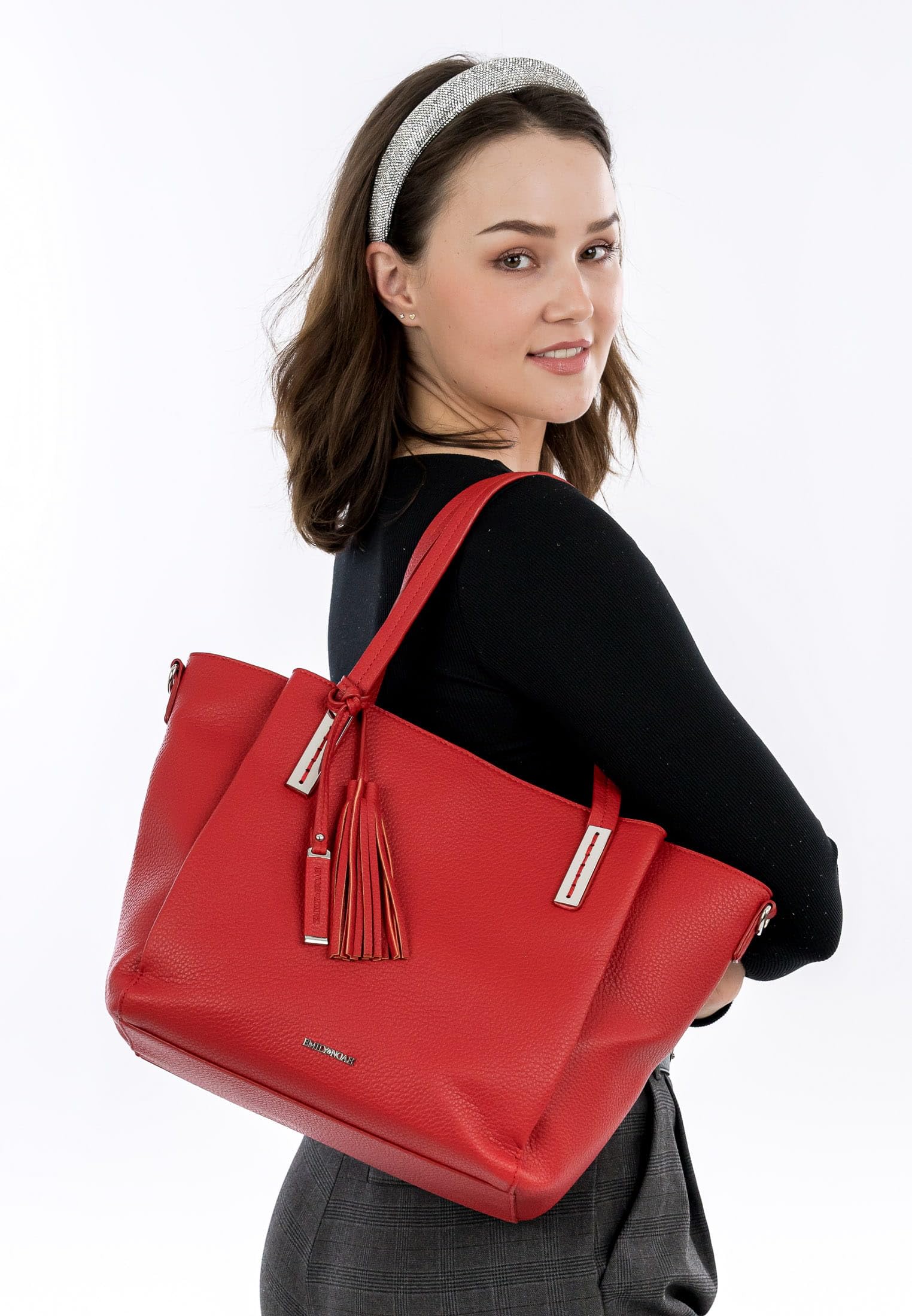 emily-noah-brooke-64550-shopper-red-uni image 3